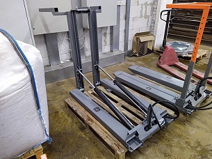 Вилочный опрокидыватель контейнеров ВОК-1200